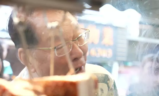 蕭正楠遇到媽媽的老朋友，搞笑地說：好彩你無追我阿媽姐，如果唔係你就係我阿爸嚟！