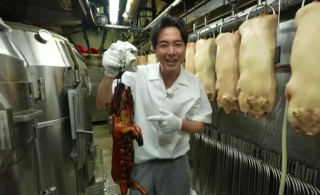 親自「開箱」他所製作的有米豬。