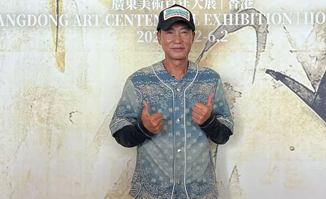 一向熱愛繪畫的任達華今日都去到現場參觀。（本網記者攝）