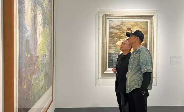 華哥一邊看一邊讚歎。（本網記者攝）