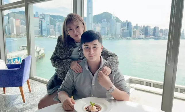 李泳豪則輕搭太太膊頭