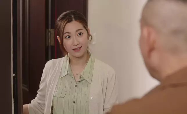 有網民話唔知點解林保怡返親屋企，陳自瑤都會咁啱打開度門，又咁啱同佢咁多嘢傾。