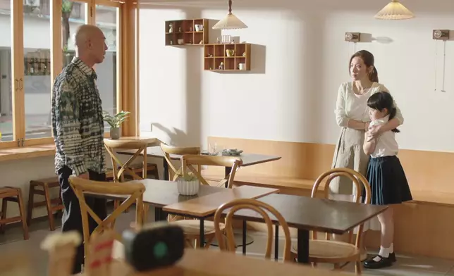 但因為陳自瑤有個衰前夫Eddie，二人又唔止一次同場，所以亦有好多網民覺得佢真實存在。