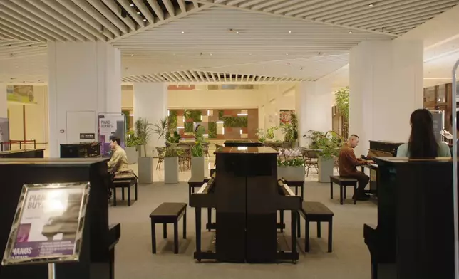 佢每次見保怡，場口都係近乎「清零」狀態，令網民懷疑佢係保怡幻想出嚟嘅。