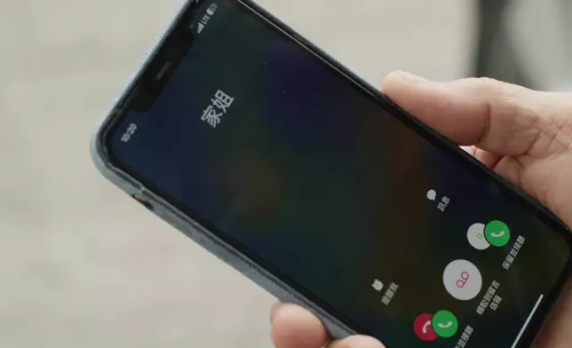 不過由於兩姐弟又成日會用電話溝通，另一派網民就覺得陳法蓉肯定係真人。