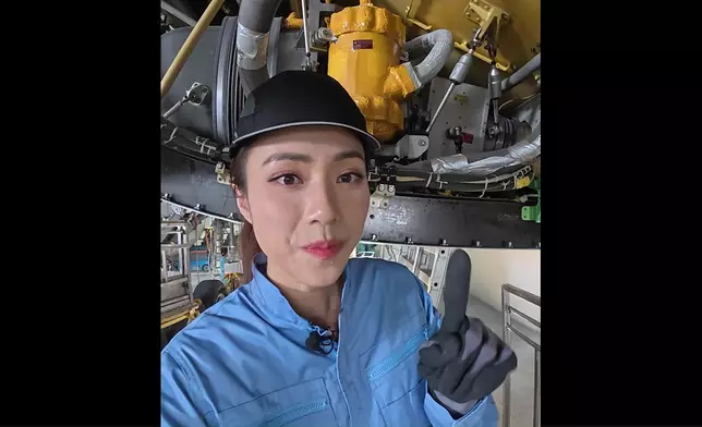 劉穎鏇意識到維修飛機安全的重要性，所以工作得非常專注。