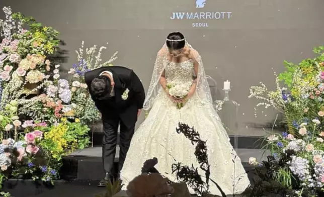 41歲的任性彥剛在5月17日與55歲企業家李昶燮舉行婚禮。網上圖片