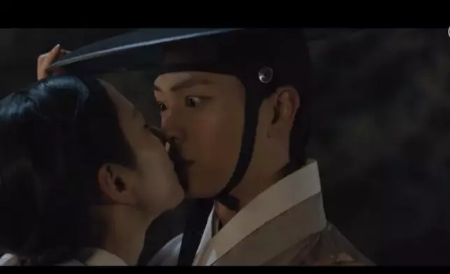 汝里主動獻吻。黃Viu提供圖片