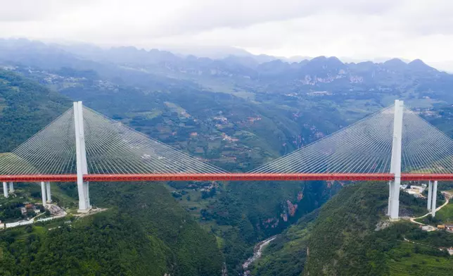「杭瑞高速北盤江第一橋」以橋面距江面565.4米的垂直高度創下「世界第一高橋」紀錄。網上圖片