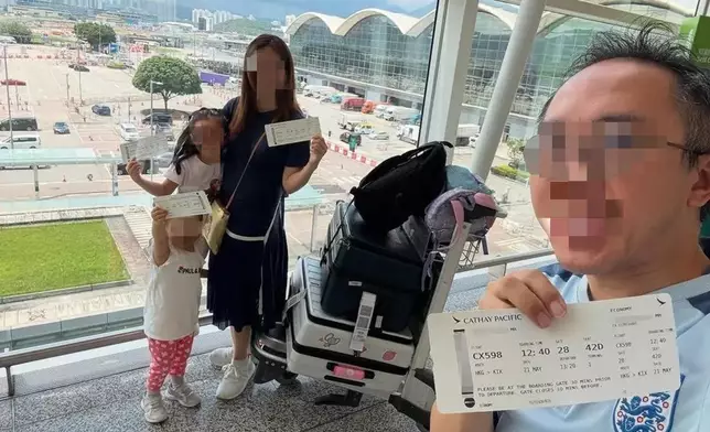 在出發前，港爸有PO出一張在機場客運大樓登機櫃檯旁影的全家照，當時相中四人都向着鏡頭show 出登機證。網上圖片