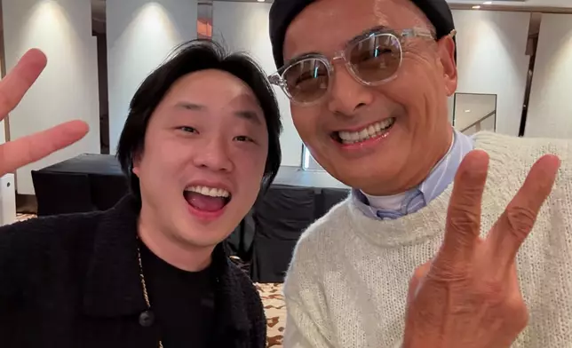 又與周潤發合照。