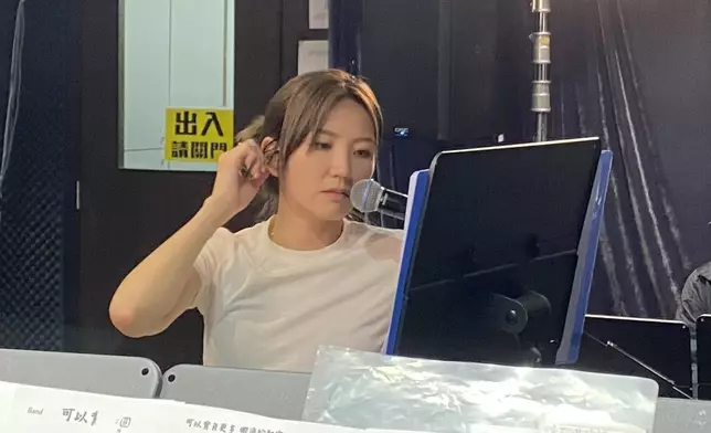 Jinny把握時間到band房練歌。