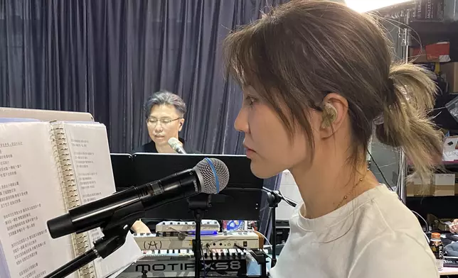 Jinny覺得自己未Ready，所以會去睇中醫，針一針灸自己喉嚨，等把聲可以去到最好的狀態。