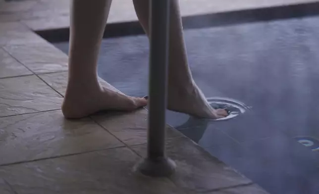 Angel望住窗外雪景浸溫泉，人生樂事。