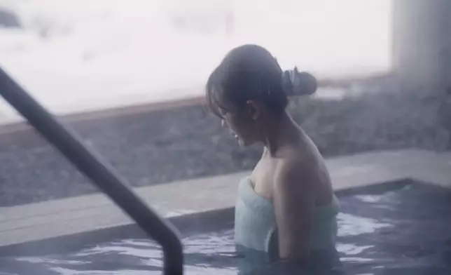 Angel望住窗外雪景浸溫泉，人生樂事。