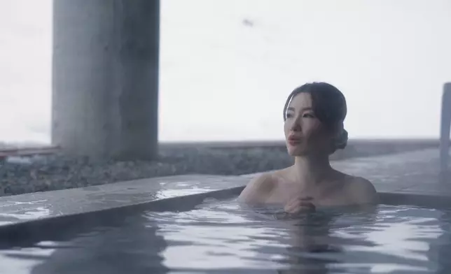 Angel望住窗外雪景浸溫泉，人生樂事。