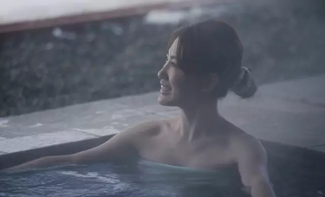 Angel望住窗外雪景浸溫泉，人生樂事。