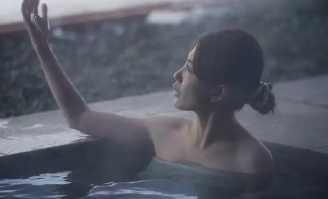 Angel望住窗外雪景浸溫泉，人生樂事。