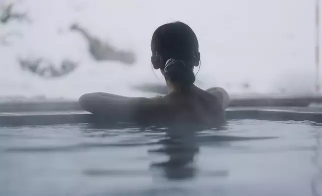 Angel望住窗外雪景浸溫泉，人生樂事。