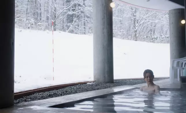 Angel望住窗外雪景浸溫泉，人生樂事。