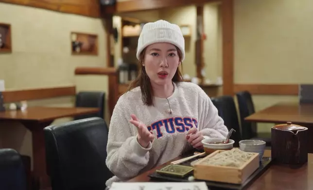 Angel品嚐用蕎麥製成的麵及布甸。