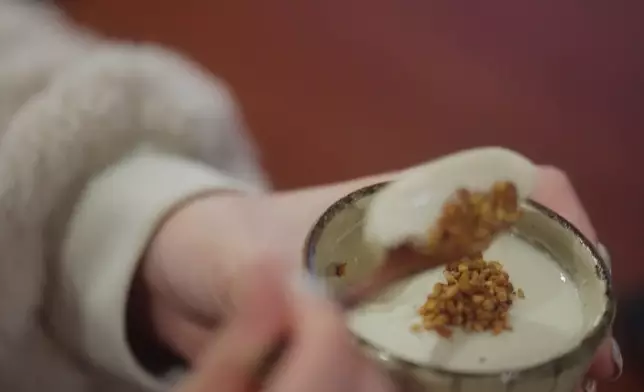 Angel品嚐用蕎麥製成的麵及布甸。