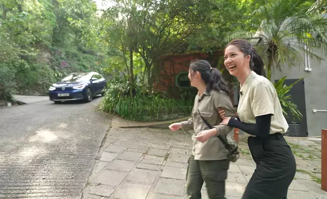 你睇吓佢真係好鍾意黐住人。