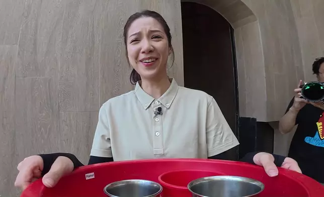 其實連餵鸚鵡嗰吓，Hera都好驚，因為隻雀嚇佢。