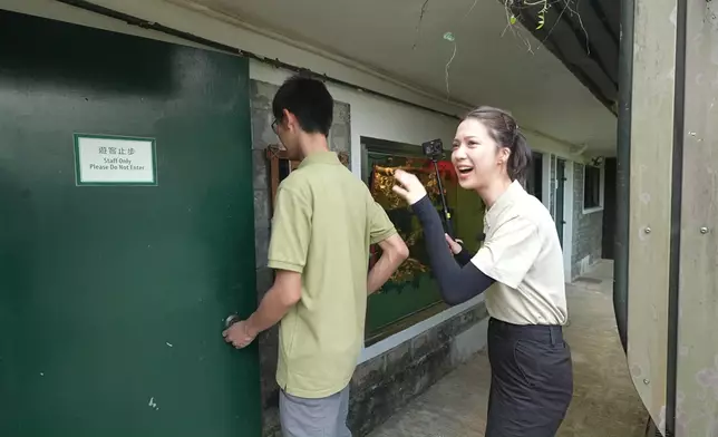 佢啲驚驚樣勁爆笑。