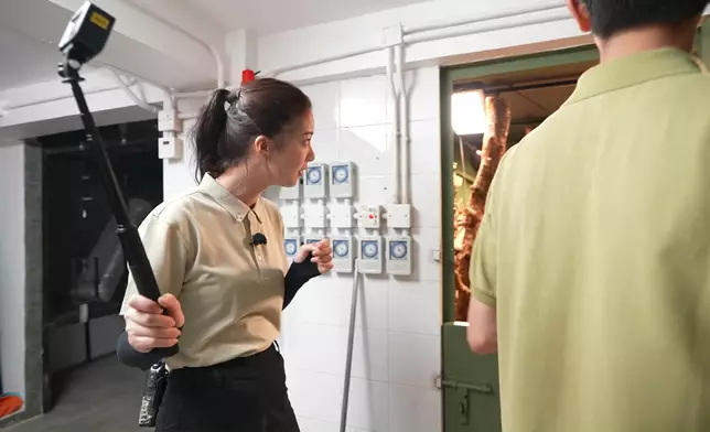 佢啲驚驚樣勁爆笑。