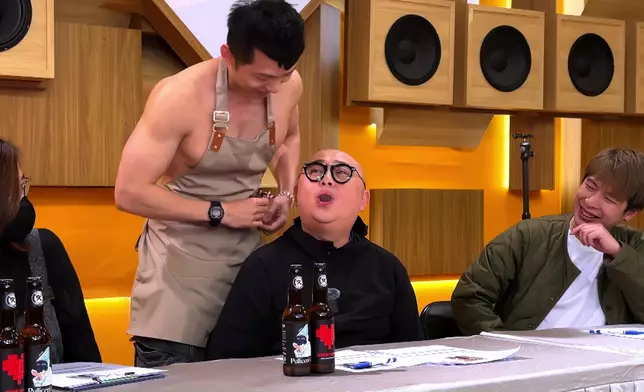 「青筋波袁偉豪」溫柔餵食阿Bob真係勁爆笑。
