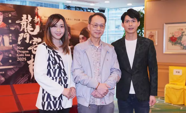 左起：梁燕飛、李龍及莫華敏全力預備演出《新龍門客棧》。