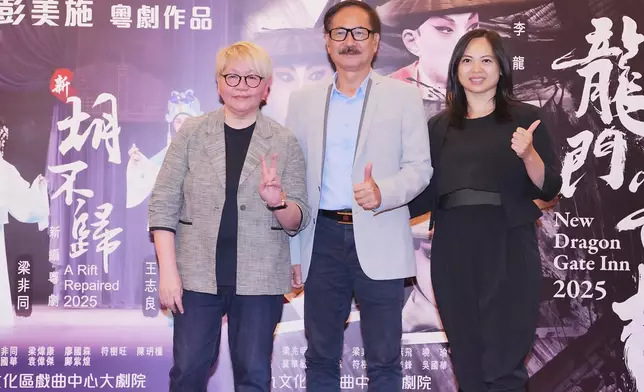 施姐感謝冠名贊助海天堂創辦人吳耀明（中）及吳菀冰（右）支持《新龍門客棧》。
