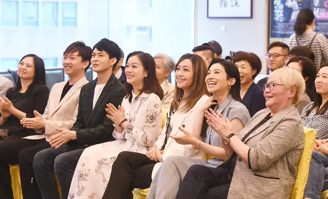 2025 彭美施精選粵劇作品暨嶄新粵劇《新龍門客棧》首演舉行新聞發布會，彭美施（右一）與一眾演員。