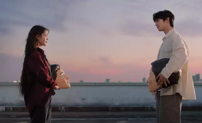 車銀優特別客串IU新曲《美人》的MV。影片截圖