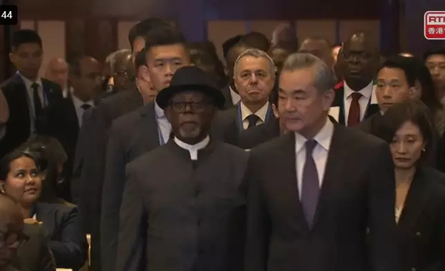 王毅在行政長官李家超的陪同下，進入在灣仔君悅酒店的儀式會場。港台直播影片截圖