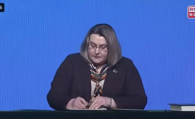 其他簽署國代表亦逐一上台簽署。港台直播影片截圖