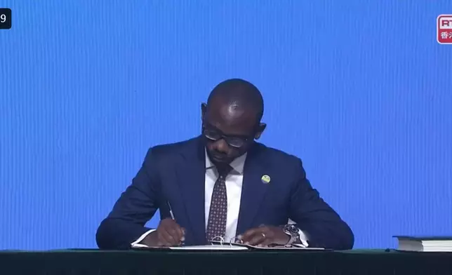 其他簽署國代表亦逐一上台簽署。港台直播影片截圖