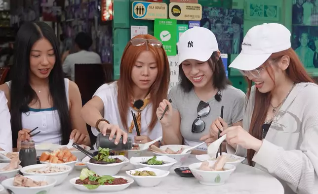 COLLAR品嘗新加坡肉骨茶。