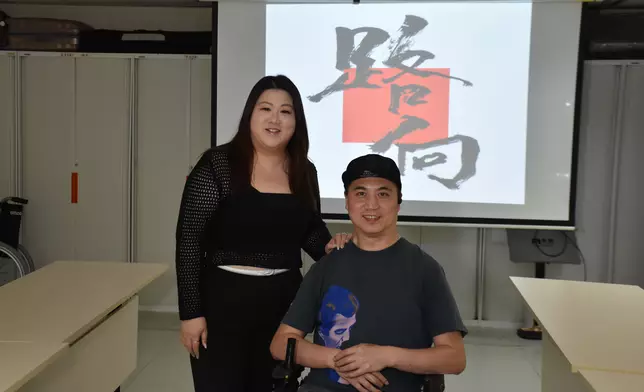 身兼首屆《中年好聲音》歌手的路向主席柳冕，請來有16年主辦歌唱比賽經驗的同屆戰友李泇霖協辦全港傷殘人士歌唱比賽。