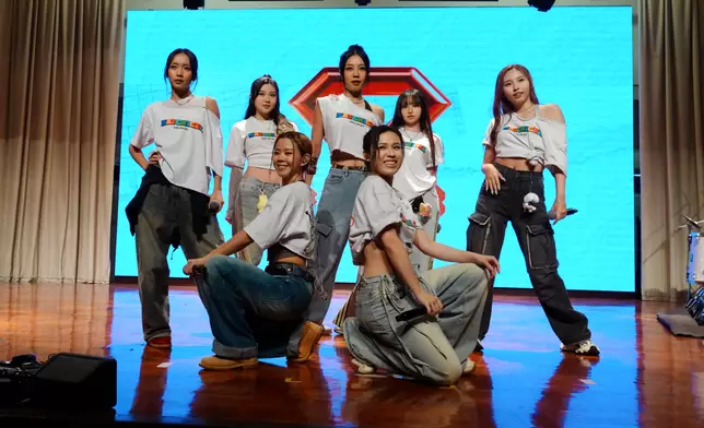 COLLAR突襲港九新界各大小校園。