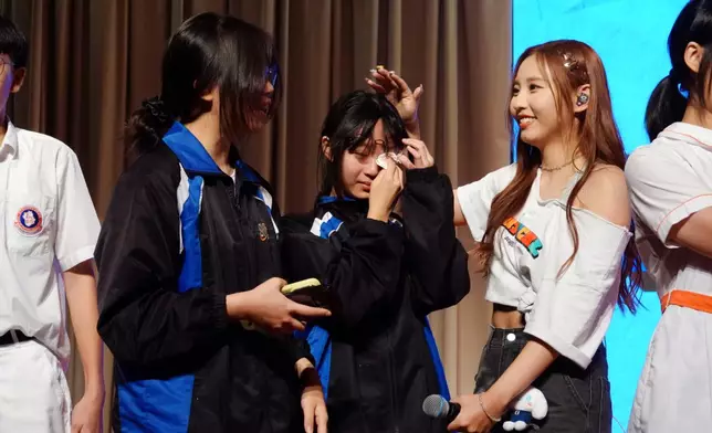 被Ivy（蘇雅琳）選中上台的女學生激動落淚。