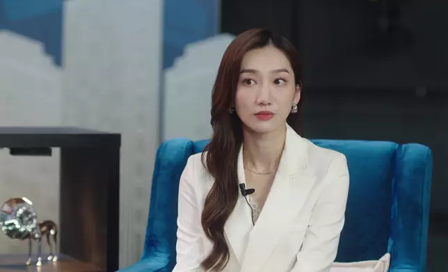 今次佢演主播淨係個Look都贏晒。