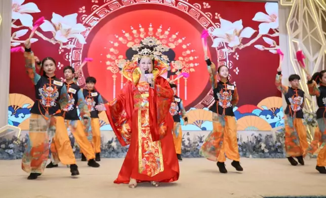 家燕媽媽的藝術中心的學生亦上台又唱又跳