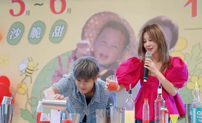 鼓鼓、白安為花連西瓜製作西瓜特調飲品 邀請粉絲上台品嚐