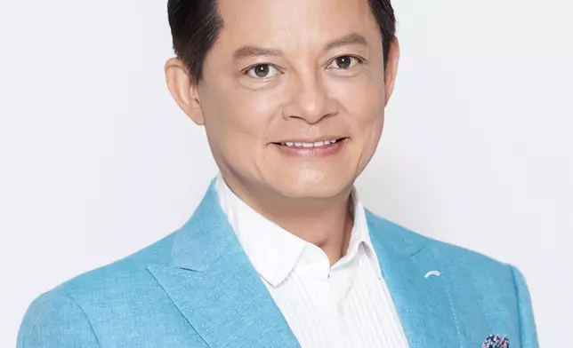 著名男高音莫華倫，現任香港歌劇院、福建大劇院及珠海華發大劇院的藝術總監，足跡遍及世界各大著名歌劇院。