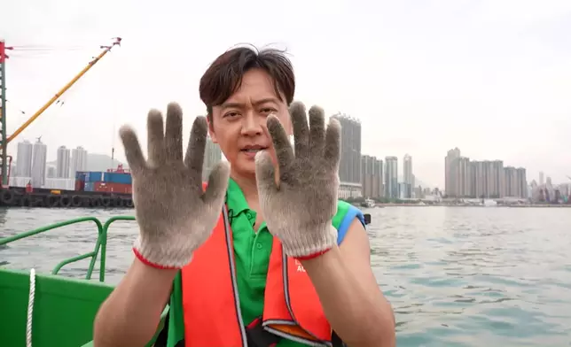 只係執咗一陣垃圾，對手套就黑晒喇。