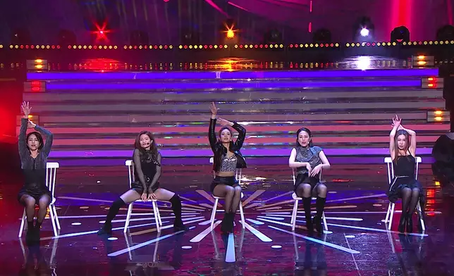 紅隊（左起）鍾凱瑩 善玥澄 阮慧珊 劉曉昆 侯靜伊《紅唇烈焰》