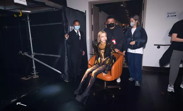 昨晚（17日）威尼斯人綜藝館舉行第五場「You &amp; Mi鄭秀文澳門演唱會2025」