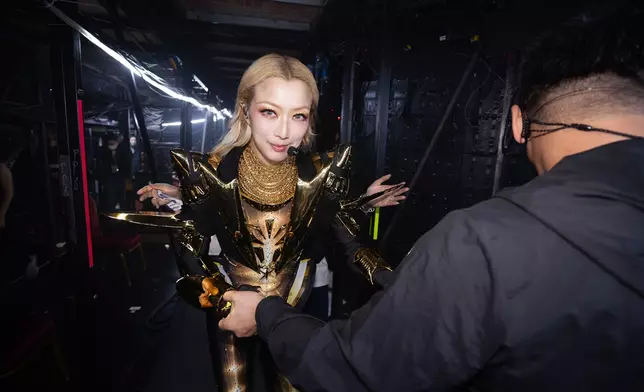 昨晚（17日）威尼斯人綜藝館舉行第五場「You &amp; Mi鄭秀文澳門演唱會2025」